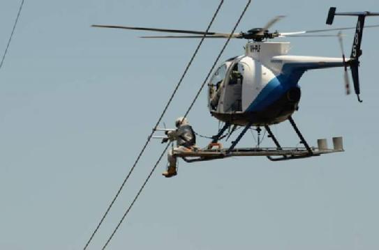 Changing a conductor spacer with Aeropower helicopters